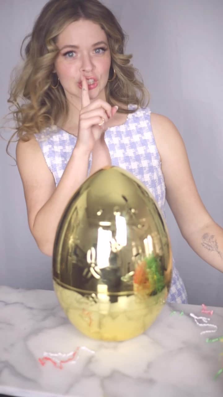 サーシャ・ピーターズのインスタグラム：「Candy-free Easter “basket…” because no toddler needs more energy. As you can see, the easter bunny would give me negative stars for discreetion. 🙃🐰I filled Hendrix’s gift with kinetic sand, a book, bubbles, bunny, bath toys, play dough, gardening kit, ears, a ball, dino, building toys, and a car. Interchange with your kiddos favorite things.   Is the easter bunny terrifying…YES or no?  #easter #easterbunny #bunny #egg #eggs #toy #toys #parentsofinstagram #momsofinstagram #toddlersofinstagram #holiday #spring #happy #gift #golden #goldenegg #targethaul #target」