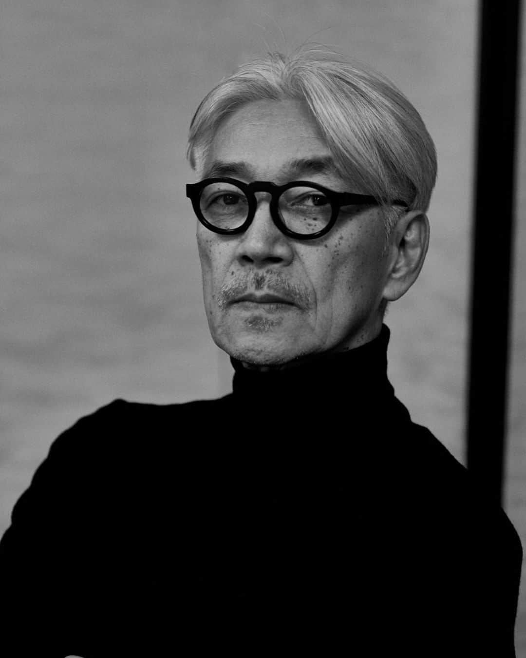 阿部裕介のインスタグラム：「東北ユースオケストラのドキュメント撮影の際、彼らを見守る目線、忘れられません。  多くを語らずそっと彼らを見つめ、整えていく。  撮影を通して様々なことを気づかせてくださいました。  心からご冥福をお祈りします。  @skmtgram   #坂本龍一 さん #ryuichisakamoto #芸術はながく人生は短し」