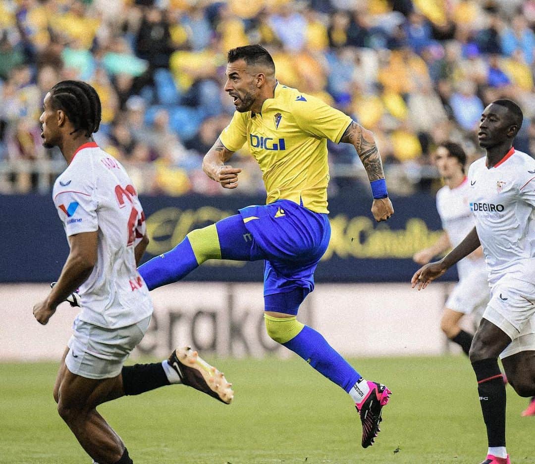 アルバロ・ネグレドのインスタグラム：「Nada ni nadie nos va a desviar de nuestro camino para conseguir el objetivo. Quedan 11 finales y vamos a dejarnos todo para lograrlo.」