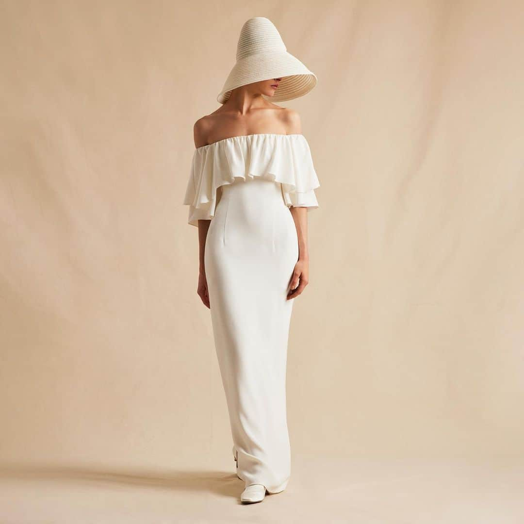 アダムのインスタグラム：「Silk crepe off the shoulder column gown with our Cleo hat.   #AdamLippes #Spring2023」