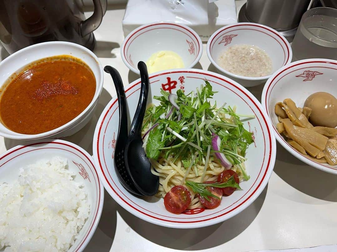 滝川かのん（三城ありさ）のインスタグラム：「最近ラーメン食べる頻度増えてるのに、かなり痩せました😂 辛いからカロリーゼロ？w  滑り込みセーフで年度末最終日に3月限定の 冷しトマ豚🍅辛さ3倍➕チーズ➕背脂➕めちゃアジ➕小ライス  またフードファイターみたいに(笑)  辛さ3倍にしても全然余裕、むしろちょうど良い❤️  〆にスープぶっかけたライスに粉チーズでイタリアン🍚  最高👍  限定食べたいがために用もないのにわざわざ行きました(笑) 中本マニアあるあるね。  今月も食べたい限定チェックしてるので行きますかー！ 忙しい時ほど中本チャージ必須✌️  #蒙古タンメン中本  #中本 #中本限定  #冷しトマ豚  #ラーメン #つけ麺 #ラーメン好きな人と繋がりたい  #ラーメンインスタグラマー  #ラーメン女子  #激辛ラーメン  #激辛好き  #激辛女子 #トマト好き #おひとり様女子  #おひとり様ラーメン」