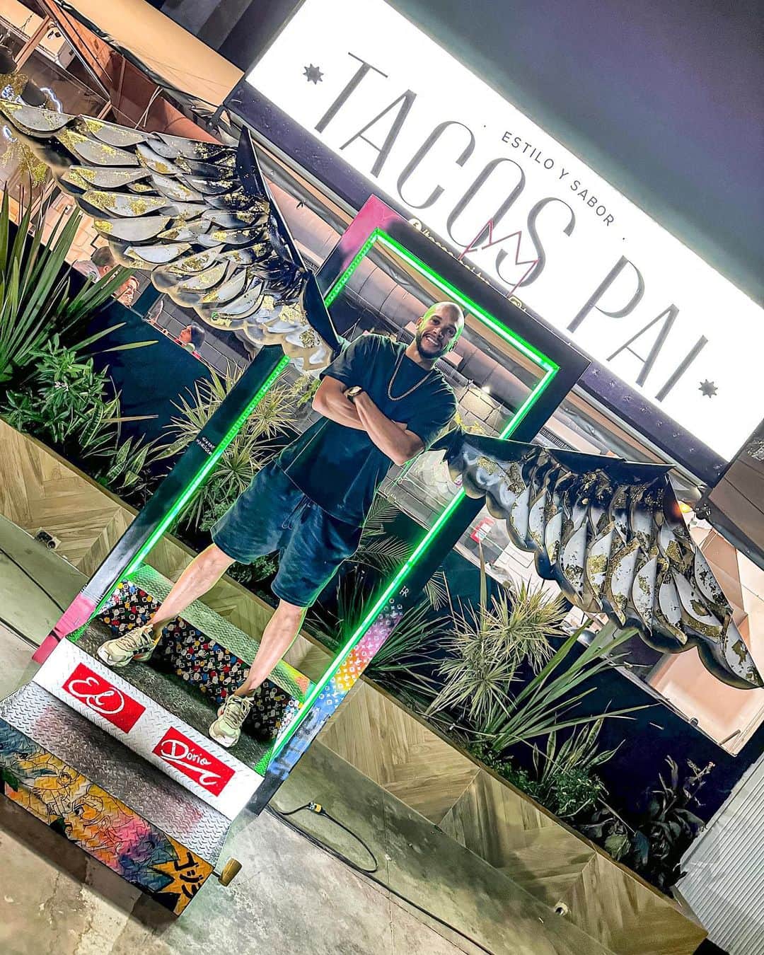 マテウス・ドリア・マセドのインスタグラム：「A La Laguna le salieron alas y aterrizaron en @tacos.pai 🪽   Recientemente tuvimos la oportunidad de inaugurar #AlasDuPai, el nuevo atractivo de la ciudad y por supuesto del mejor restaurante de la Comarca.   Muchas gracias a @gibranmancisidor por tremenda obra de arte. Seguimos trabajando juntos, hermano 👊🏻  Los invitamos a que compartan su foto en las #AlasDuPai, solo en Tacos Pai.」