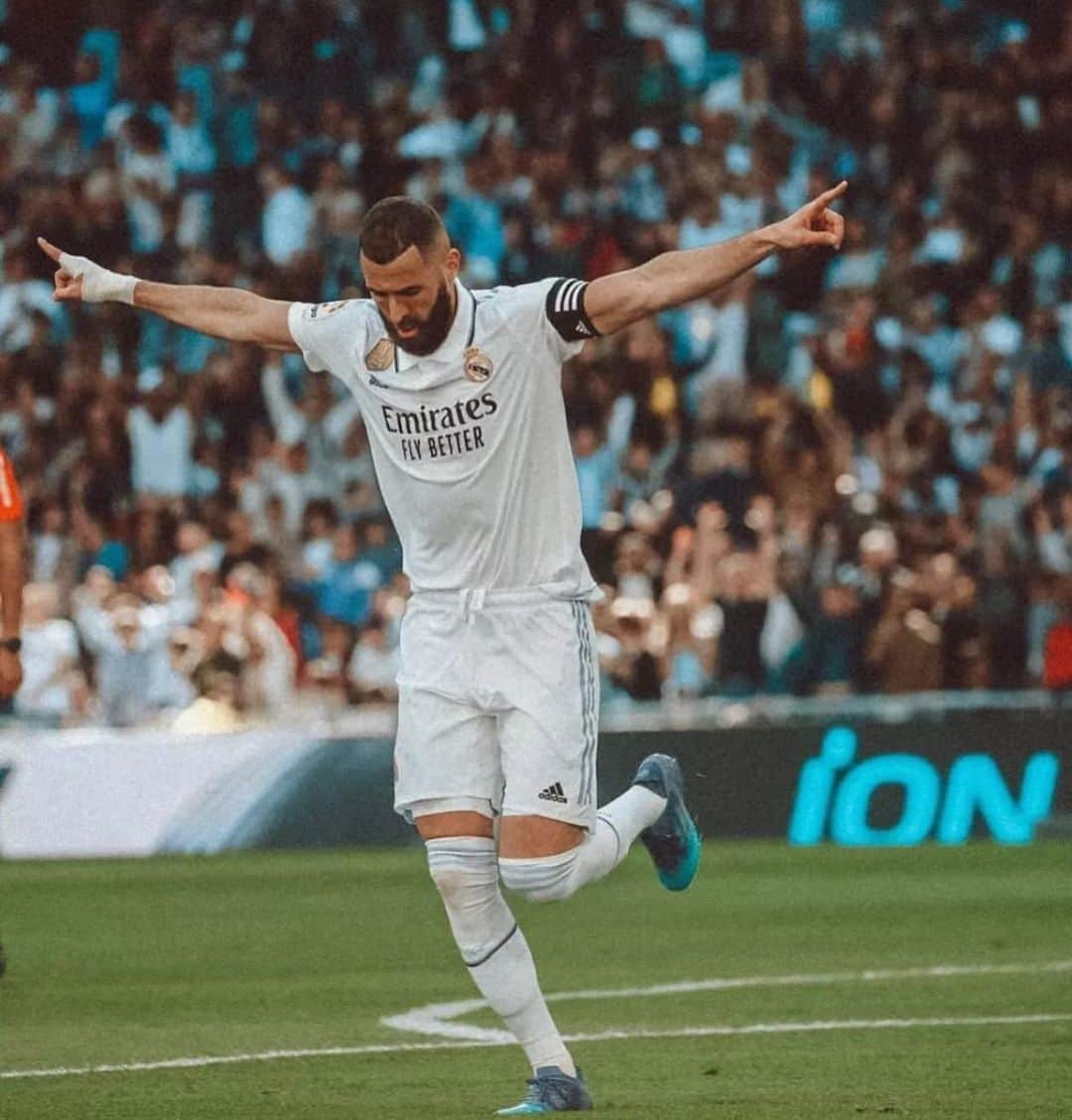 カリム・ベンゼマさんのインスタグラム写真 - (カリム・ベンゼマInstagram)「Une seule direction… ☄️ #halamadrid 🤍 #alhamdulillah 🤲🏼🤍」4月3日 2時15分 - karimbenzema