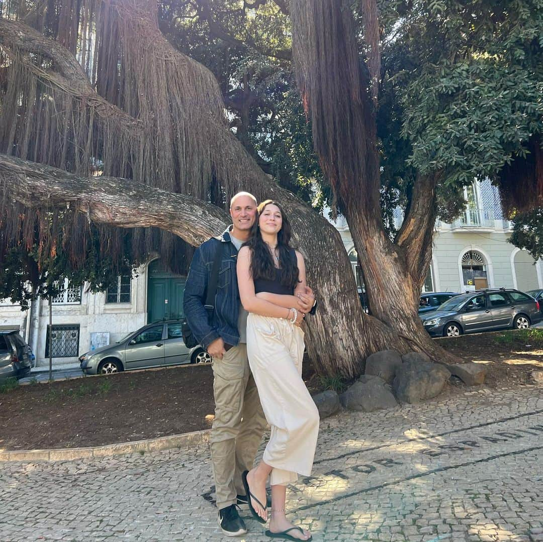 ナイジェル・バーカーさんのインスタグラム写真 - (ナイジェル・バーカーInstagram)「Spring break in PORTUGAL! Straight off a red eye flight and lovely to be with my brother David and his girlfriend Maya in Lisbon! Hotel room not ready so we walked 6 miles around the city after a delicious lunch!! #springbreak #swipeleft」4月3日 2時23分 - nigelbarker