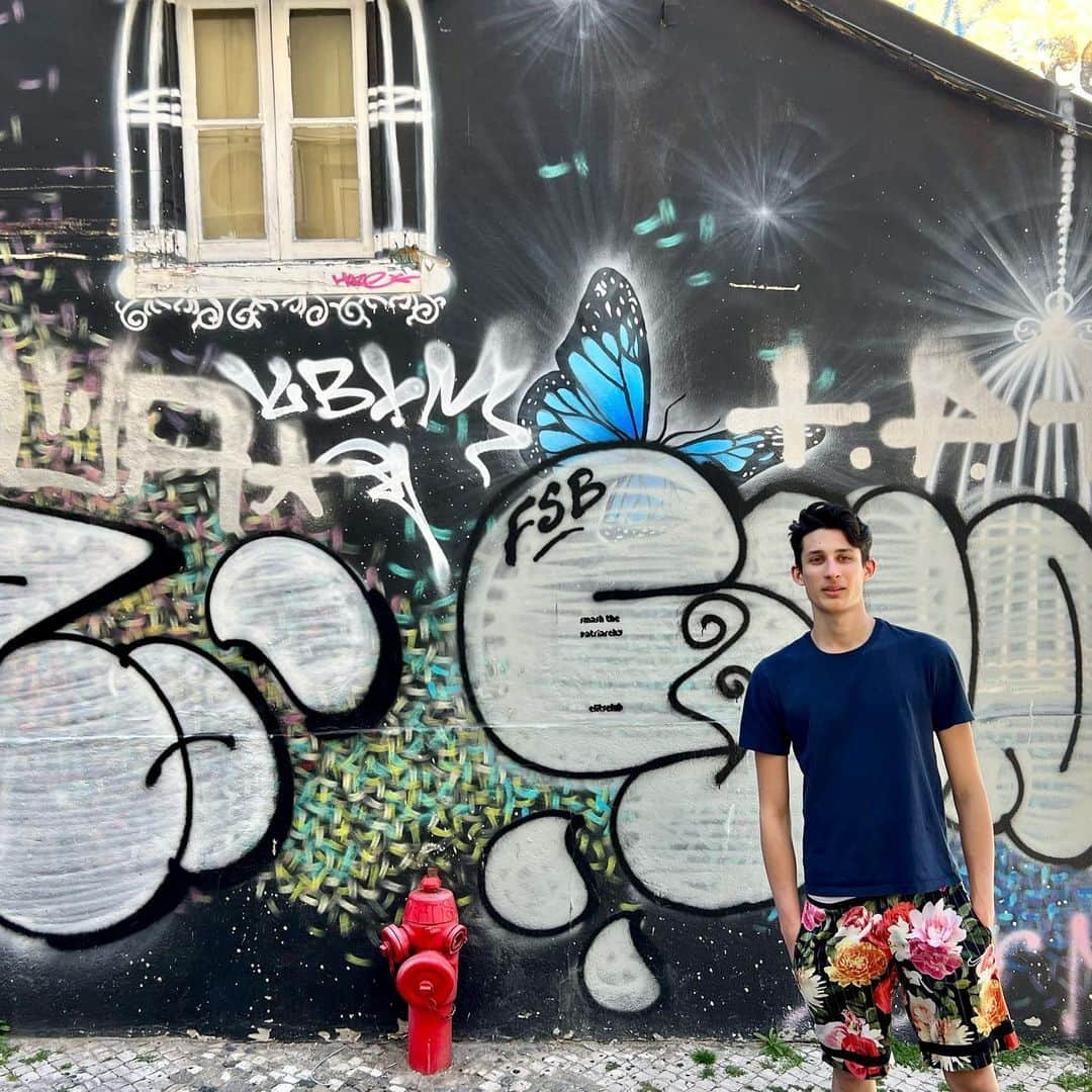 ナイジェル・バーカーさんのインスタグラム写真 - (ナイジェル・バーカーInstagram)「Spring break in PORTUGAL! Straight off a red eye flight and lovely to be with my brother David and his girlfriend Maya in Lisbon! Hotel room not ready so we walked 6 miles around the city after a delicious lunch!! #springbreak #swipeleft」4月3日 2時23分 - nigelbarker