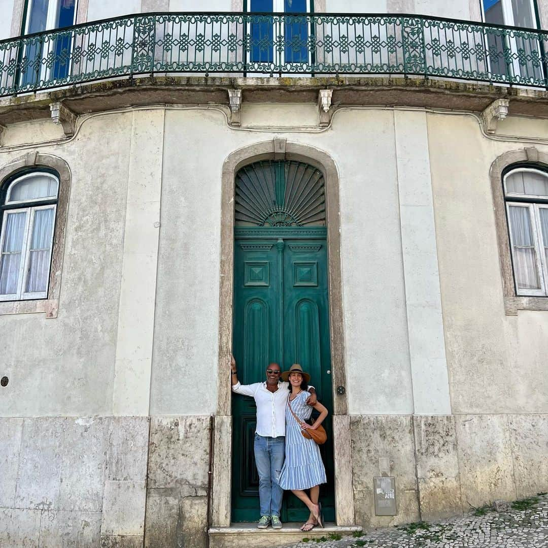 ナイジェル・バーカーさんのインスタグラム写真 - (ナイジェル・バーカーInstagram)「Spring break in PORTUGAL! Straight off a red eye flight and lovely to be with my brother David and his girlfriend Maya in Lisbon! Hotel room not ready so we walked 6 miles around the city after a delicious lunch!! #springbreak #swipeleft」4月3日 2時23分 - nigelbarker