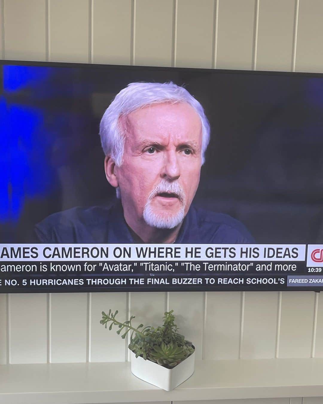 マイケル・キートンのインスタグラム：「Great interview w James Cameron and Fareed Zakaria CNN」