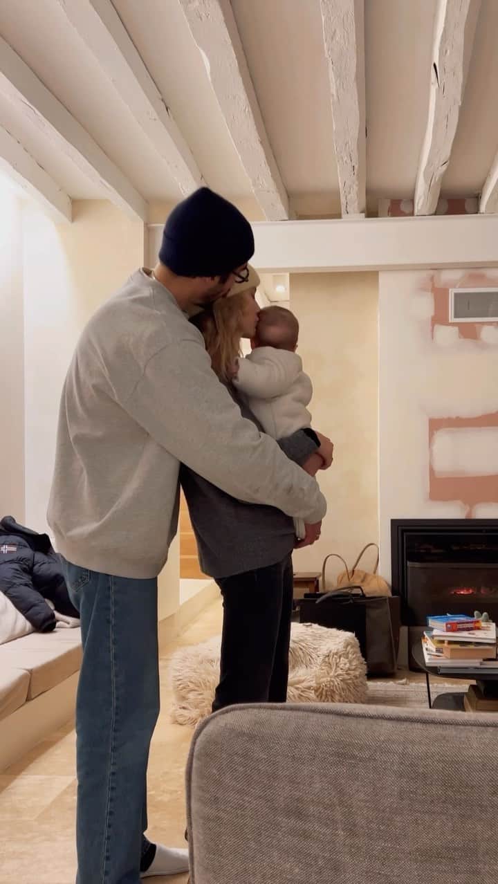 NICOLAS SIMOESのインスタグラム：「Our strong little girl 🤍 Joy was sick again this week but never made us feel like she was, she played, she laughed, she lived with the pain and never complained. Hugs, jokes and love as her best therapy 🥺🌙」