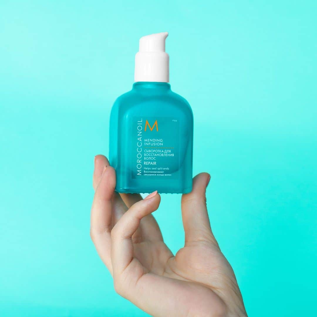 Moroccanoilさんのインスタグラム写真 - (MoroccanoilInstagram)「Like a trim in a bottle. ✂️ Apply this quick-fix finisher to dry hair to smooth frizz and flyaways, help strengthen strands, and instantly seal up to 90% of split ends. ⭐⭐⭐⭐⭐ “I've tried everything to reduce frizz and damage to the end of my hair. Nothing worked for me until I found this product. It's a game changer!” –Leigh」4月3日 3時00分 - moroccanoil