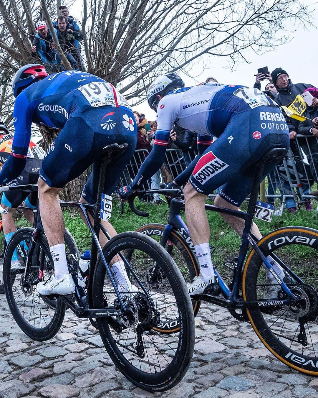 Shimanoさんのインスタグラム写真 - (ShimanoInstagram)「Epic battle on the cobbles in Flanders at the @rondevanvlaanderenofficial, with a bitter sweet second place for @mathieuvanderpoel 👏  #ShimanoRoad #SuperCyclingSunday #RVV23 📸 @leon_van_bon」4月3日 3時08分 - rideshimano