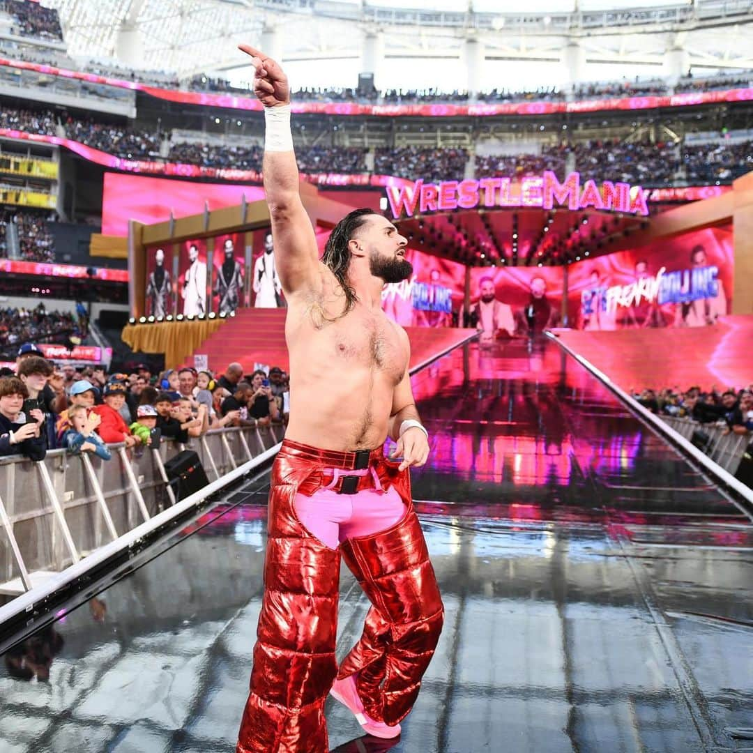 セス・ロリンズさんのインスタグラム写真 - (セス・ロリンズInstagram)「Teamwork makes the dream work.   Gear/ensemble: @iammikaze  Ensemble: @kingtroi  Kickpads/gear: @byjolene   #Wrestlemania」4月3日 3時09分 - wwerollins