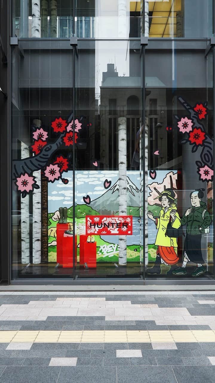 ハンターブーツのインスタグラム：「In celebration of the new #HunterTravelSeries and cherry blossom season, artist @beytaro_0912 has taken over our Ginza store in Japan with beautiful custom artworks 🌸  Visit us throughout April to discover the installation and our new collection.   #HunterBoots」