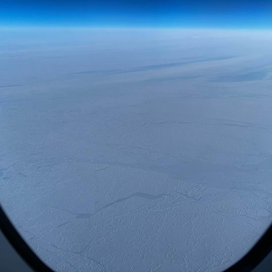 榎戸教子さんのインスタグラム写真 - (榎戸教子Instagram)「娘との世界一周がスタート。 3月31日、羽田空港から飛び立ちました。 スカンジナビア航空で14時間、 デンマーク・コペンハーゲンへ。 「North Pole（北極点）を 25年ぶりに通ります」と 客室乗務員の方が伝えにきてくれました。 スターアライアンスの世界一周航空券、 ビジネスクラスのフライトは フルフラットになり驚くほど快適でした。  コペンハーゲン空港からコペンハーゲン中央駅に向かう電車の中で娘は夢の中へ。 キャリーバッグ&バックパック&娘、 トレーニングのような旅の始まりでした。  最高です。 夢に見ていた世界一周。 目がいくつあっても足りないくらい みたいものだらけです。  #世界一周 #デンマーク #コペンハーゲン」4月3日 3時15分 - noriko_enokido