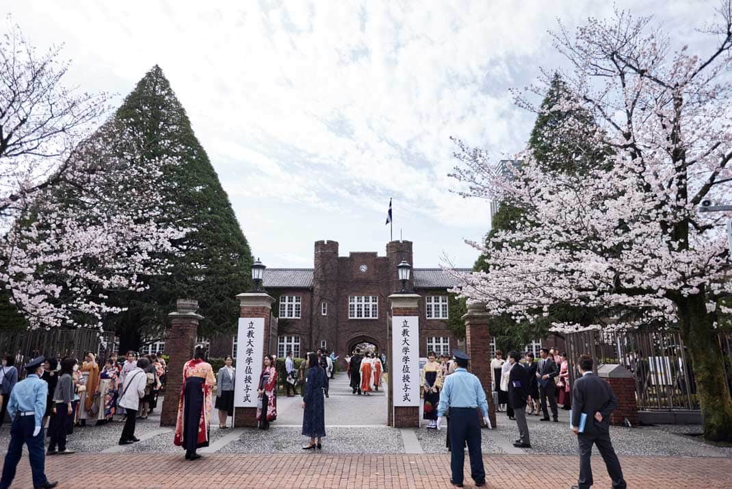立教大学のインスタグラム：「【ニュース】3月23日（木）・3月24日（金）の2日間、池袋キャンパスのタッカーホールにて、2022年度学位授与式（春季）が執り行われ、4,540人の卒業生（学部4,154人、大学院386人） が新しい門出を迎えました。2日間、新たな門出を祝う卒業生たちでキャンパスは賑わいました。 式では、西原廉太総長より、学位記の授与とお祝いの式辞が述べられ、来賓の方々から祝辞が述べられました。  【祝辞】 3月23日（木） 12:00　 小林　尚明 氏（日本聖公会神戸教区主教） 14:00、16:00　 相内　優香 氏（テレビ東京アナウンサー　2008年社会学部卒業）  3月24日（金） 09：30　 田嶋　幸三 氏（公益財団法人日本サッカー協会会長） 11：30、13：30　 和田　成史 氏（立教大学校友会会長 立教学院理事・評議員、株式会社オービックビジネスコンサルタント 代表取締役社長　1975年経済学部卒業）  https://www.rikkyo.ac.jp/news/2023/03/mknpps000002491z.html」