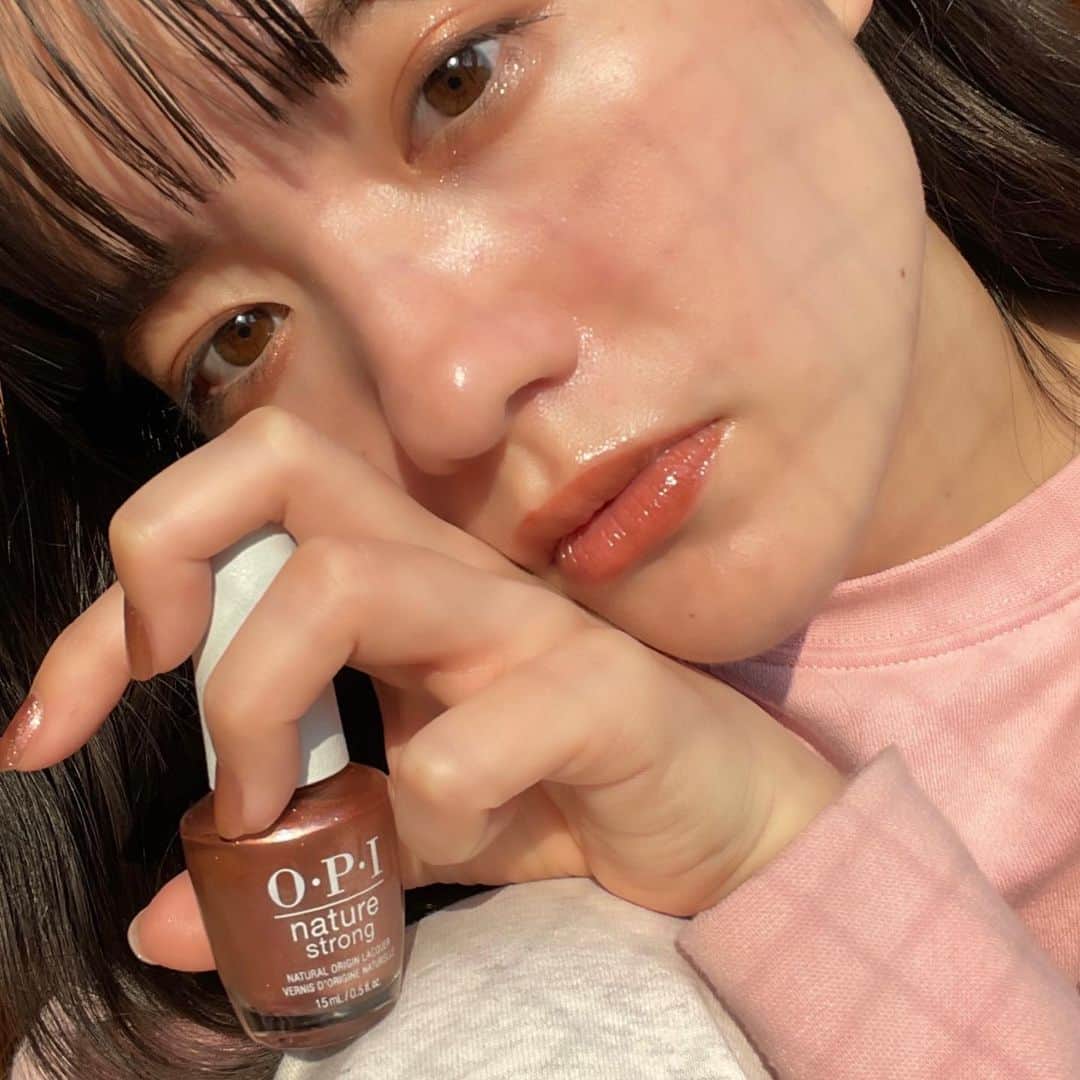 みこのインスタグラム：「マスクが外せるようになったり、春の空気が舞い上がったりと、明るいムードが広がる最近の外の世界…🌸🌸   みんなはどんな風に過ごしていますか？   私のお家のなかはいつもと変わらず静かで、外に干してる洗濯物がゆらゆら揺れています。   この時間だけでもすごく幸せだけど、人生は思ってるより長いから、また君に会いに行かなくちゃ。   今日は、メイクとネイルをワントーンに。🦫🥐  今月紹介したいOPIアイテムは絶妙なラメカラーです！ このニュアンスなかなかないけど、キラキラしたい気持ちと、落ち着いた美しさを求める気持ちの両方を満たしてくれる✶   動物性由来成分不配合のヴィーガン処方なのにこんなに贅沢にラメが光ってくれるの、うれしいよね。💎(カラーはOPI NAT015！)  トップ＆ベースコートなし、カラー1本でこの綺麗さが流石のOPI🥹🤍  #OPI #オーピーアイ #pr #ヴィーガン処方マニキュア」
