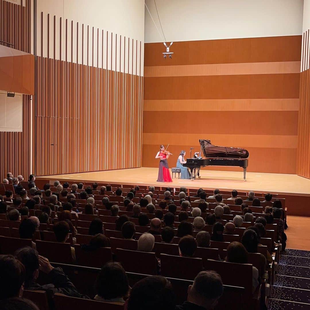高木凜々子さんのインスタグラム写真 - (高木凜々子Instagram)「本番中のお写真🎻💐  お客様が真剣に聴いてくださっているのが伝わる2枚目。 嬉しすぎたなあ。  4月もたくさんバイオリンで表現していきたい！！ 皆様お楽しみに😉❤️  #violin #music #concert #japan」4月3日 12時56分 - ririkotakagi