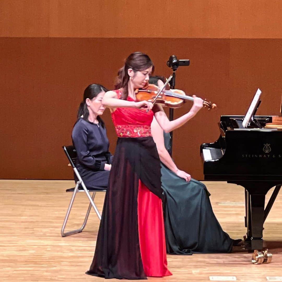 高木凜々子のインスタグラム：「本番中のお写真🎻💐  お客様が真剣に聴いてくださっているのが伝わる2枚目。 嬉しすぎたなあ。  4月もたくさんバイオリンで表現していきたい！！ 皆様お楽しみに😉❤️  #violin #music #concert #japan」