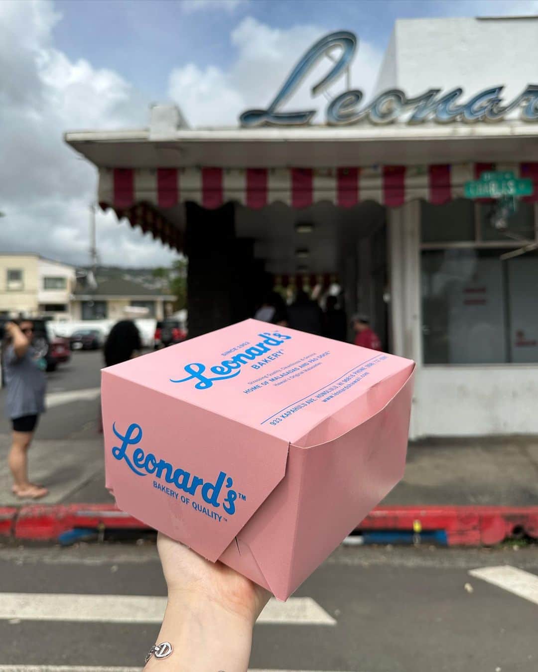 左近鈴乃さんのインスタグラム写真 - (左近鈴乃Instagram)「. Leonard’s はマスト🍩💗💗 マラサダ大好きっ、私はcinnamonが好きです🫶🏽💕  そしてこのpink×blueの箱が可愛いよね〜 可愛くてずっと握りしめてた🫂💗笑  並んでたけど意外とすぐ買えた！ どこに行っても店員さんが褒めてくれるHawaii最高🌴笑  #leonards #leonardsbakery  #ハワイ #ハワイ旅行」4月3日 13時01分 - suzuno_sakon