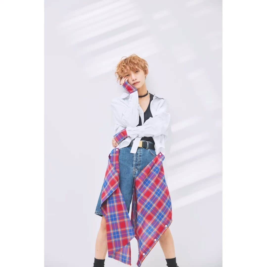 のインスタグラム：「TOMAN COLLECTION 23 👖  ・3wayｼｬﾂ  color : ⚪️ﾎﾜｲﾄ / 🔴ﾚｯﾄﾞ size : M / L  ¥ 8,000 +tax  -  ✔︎取り外し可能なボタン付き燕尾 ✔︎サイドに着ければ動き映え ✔︎全部外してクロップドシャツ」