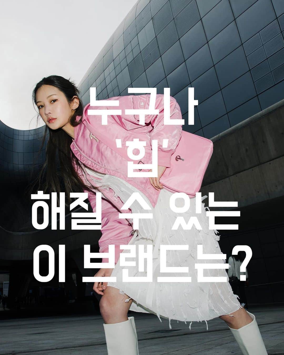가로수길 , Seoulのインスタグラム：「Seoul Fashion Week 현장 에서  만난 다양한 MLB 스타리트 스타일  요즘 길거리에서 사람들 아이템 구경하면 제일 많이 만나는 MLB   MLB와 함께라면 누구나 힙스터가 !  Photo by @jaylim1」