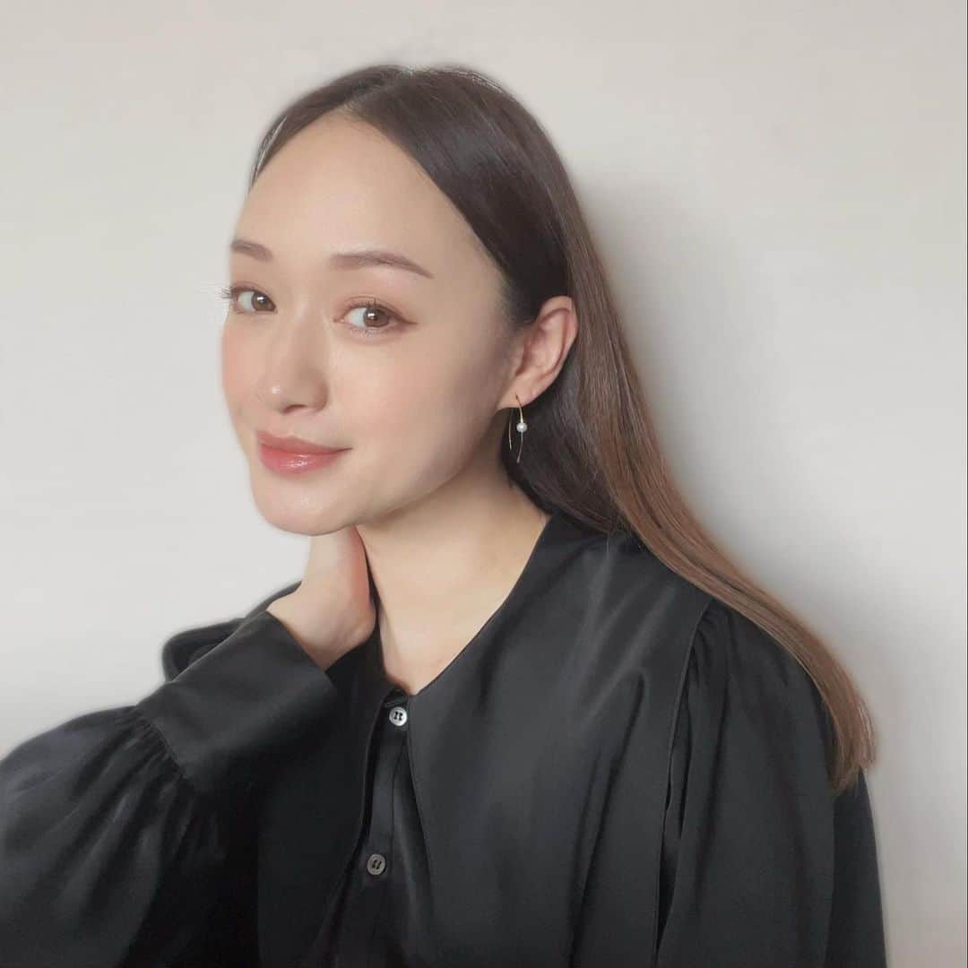 のインスタグラム：「TSUBAKIといえば、 艶髪を靡かせながら、歩く。 TSUBAKIウォーク💃✨のCM 今でも覚えてるし憧れましたよね〜😆  あのCMのような艶髪になりたい✨  赤が印象的なボトルだけど、 金もあるの知ってました？😆  赤⚫︎プレミアムモイスト＆リペア パサつきや広がってまとまらない髪を 毛先までまとまるリッチな艶髪に✨  金⚫︎ プレミアムボリューム＆リペア ハリ・コシのなさが気になる髪を 根元からふんわりリッチな艶髪に✨  年齢を重ねて、パサつきが気になり くせ毛の私は広がりも悩み🙄 となると、赤のTSUBAKIかな✨ 皆さんはどっち？  赤はこっくりとした濃厚なテクスチャー。 金はミルキーだけど軽やかさのあるテクスチャー。  それぞれの悩みに使い分けられますねっ✨  ダメージセンサー機能搭載で 表面＋深層まで傷んだ部分見つけ出して Ｗ補修。  古代から髪の美しさを保つと言われている椿オイル*が艶髪に✨  どちらも使ってみましたが、 泡立ちも良くて、指通りが違うのがわかるっ🫢 乾かしただけなのに、毛先まで まとまり感とツヤが✨  髪が靡くたびに、ふわっといい香り🫧  理想的な髪に近づくと、とっても嬉しい気持ちになります🤍  @tsubaki_jp #TSUBAKI #赤TSUBAKI  #金TSUBAKI #艶髪 #ヘアケア *ツバキ種子油（ツヤ）」