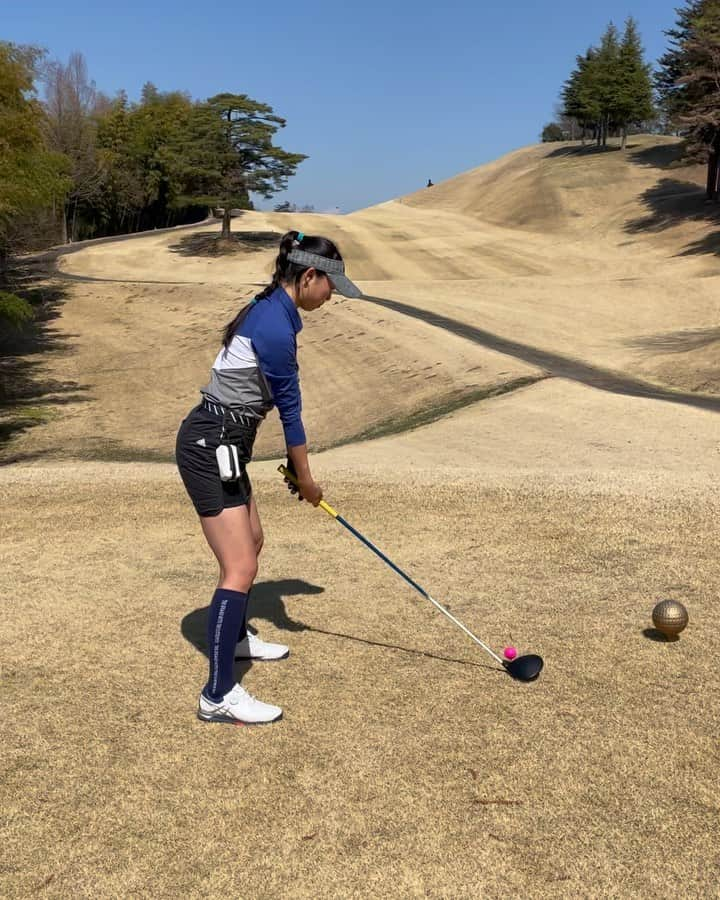 佐藤逸香のインスタグラム：「3月のパパと月1ゴルフ🏌️‍♀️  この日1番最初のティーショットが1番良かった👏  パパと2人のゴルフの動画見返すと最後全部ふざけてる。笑  #那須小川ゴルフクラブ #極悪カラス  #ゴルフ #ゴルフ女子  #adidasgolf #mizuno #PING #asics #Paradiso #TaylorMade #munsingwear #descent #スポーツ大好き #スポーツ女子」