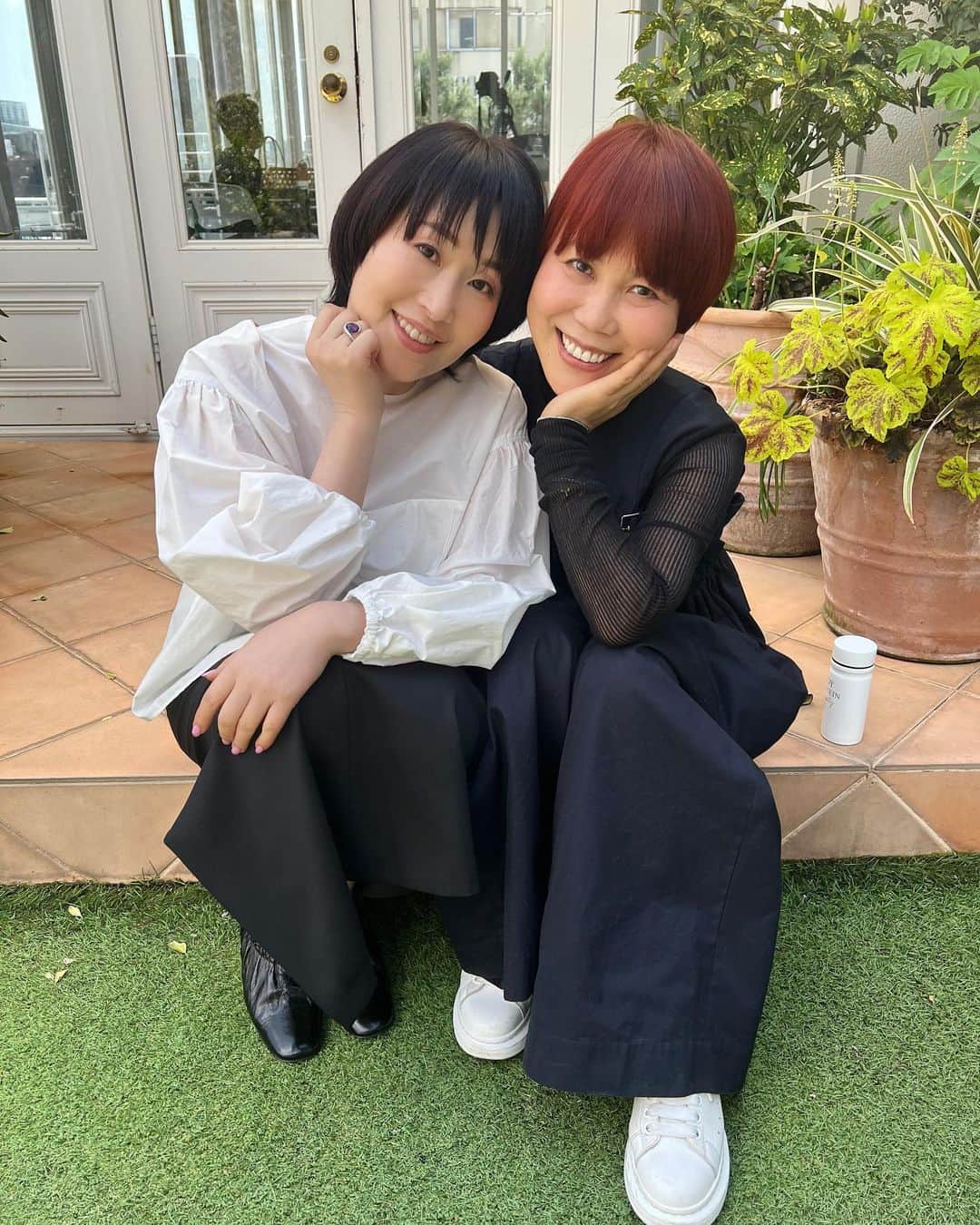 小林ひろ美のインスタグラム：「浩未ちゃんと仲良く同級生対談📷 お互いにおしゃべりが止まらない😂 久しぶりであっても、自然とすっと距離が縮まるのは不思議だなぁ。 朝から明るくてチャーミングなオーラを浴びてきました。 これから次の仕事場に行ってきます。 #撮影 #素敵なあの人  #山本浩未 さん #藤井マルセル さん」