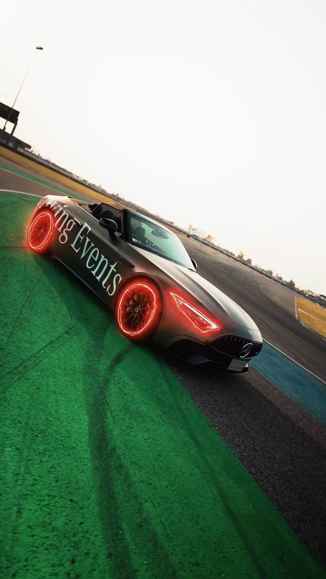 のインスタグラム：「🏎️💥 พบขุมพลังแห่งความสปอร์ตเร้าใจ ที่จะเข้ามาเปลี่ยนทุกเส้นถนนให้ร้อนแรงและดุดันเหนือจินตนาการกับ Mercedes-AMG SL 43 ด้วยเทคโนโลยีจากสนามแข่งแบบเดียวกับรถยนต์ FORMULA 1® พร้อมให้คุณออกทะยานได้เร็วและแรงเหนือใคร!  *อุปกรณ์บางส่วนในภาพอาจแตกต่างจากที่จำหน่ายจริง โปรดตรวจสอบรายการอุปกรณ์ของรถยนต์แต่ละรุ่นที่ผู้จำหน่ายฯ อย่างเป็นทางการทั่วประเทศ​​  #AMGMonday #SL43 #MercedesAMG #MercedesBenzThailand」