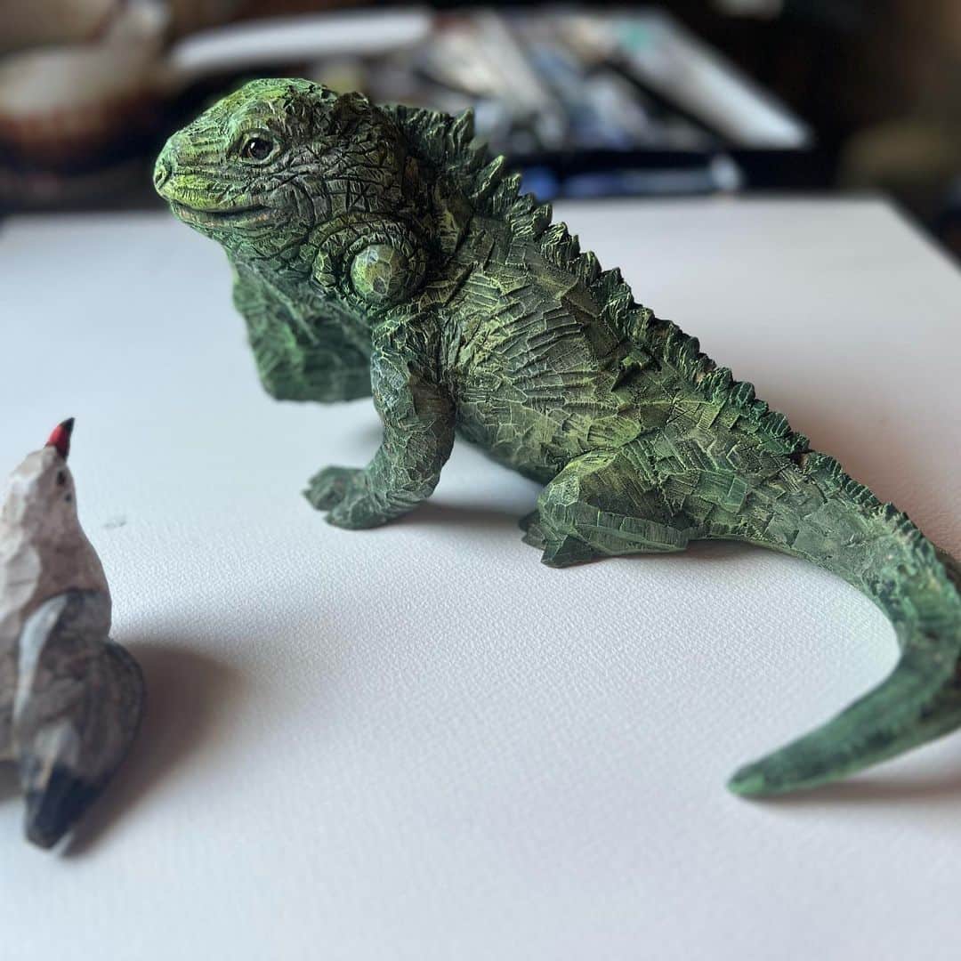はしもとみおのインスタグラム：「絵本のための制作、ここ最近ずっと続けています。 イグアナさんの木彫りに、彼の性格を与える仕事。 昔から漫画家さんや、アニメーターさんの凄さに心打たれていましたが、自分が彫刻に性格を与える日が来るとは、新しい挑戦のできる仕事に感謝でいっぱいです。  #woodcarving #woodworking #woodsculpture #iguana #sculpture #miohashimoto#seagull」