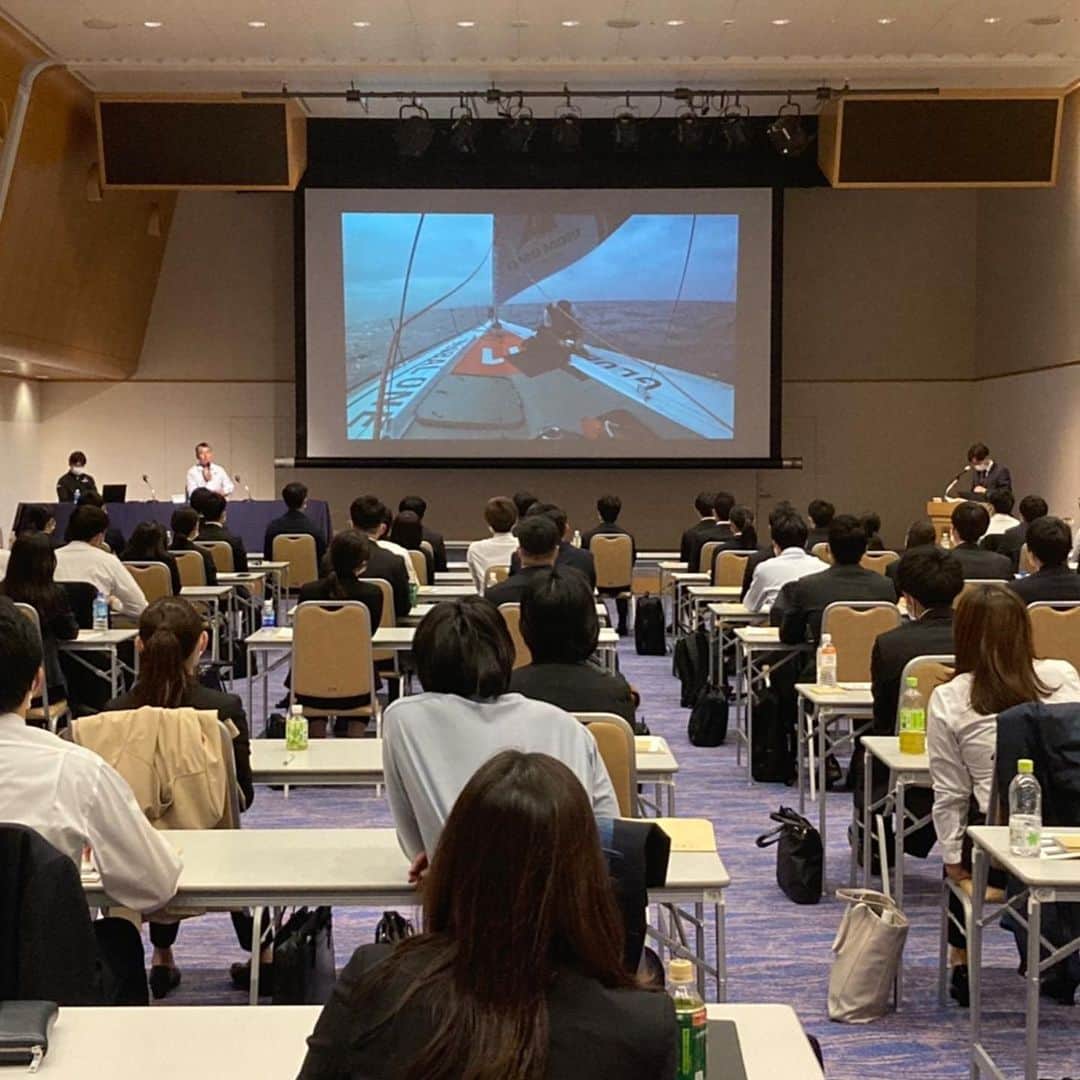 白石康次郎さんのインスタグラム写真 - (白石康次郎Instagram)「先日、海運企業が加盟する日本船主協会で、各海運企業へと入社する新入社員向けに講演を行ないました。 白石からは、同じ海を舞台に活躍する新たな仲間にメッセージを送りました。  🇬🇧English👇 Kojiro was invited to speak at a conference for new recruits of the Japanese shipping industry. As a fellow sailor, he wished them the best of luck in their future voyages!   🇫🇷Francais👇 Kojiro était invité à parler à une conférence pour les nouvelles recrues des transport maritime japonaise. D'un marin à l'autre, il leur souhaite "Bon vent !".  #dmgmorisailingteam #kojiroshiraishi #白石康次郎 #新入社員」4月3日 13時27分 - kojiro.shiraishi