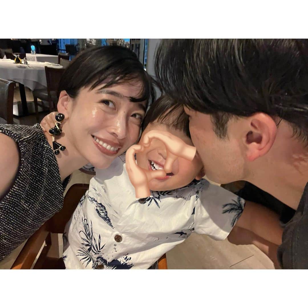 山内一世のインスタグラム：「_ 間違いなく忘れられない家族旅になったのはもちろん、 息子にとって視界を広げること、自分を試すこと、心を育んだりする意味で旅とは改めて大切だなあと強く感じた。 👦🏻ができることを中心に予定は詰め込みすぎずのんびり過ごしていたけど、旅仲間としてもすごくタフで頼もしかった🏊🏻  このタイミングに行くことができて本当に良かったなあ🐋 愛しのふたりよ、ありがとう。💙  旅記事にもお付き合いいただき、ありがとうございました🤍 今日からまた心機一転、頑張ります！😌  #hawaii#ハワイ #ハワイ旅行#家族旅行」