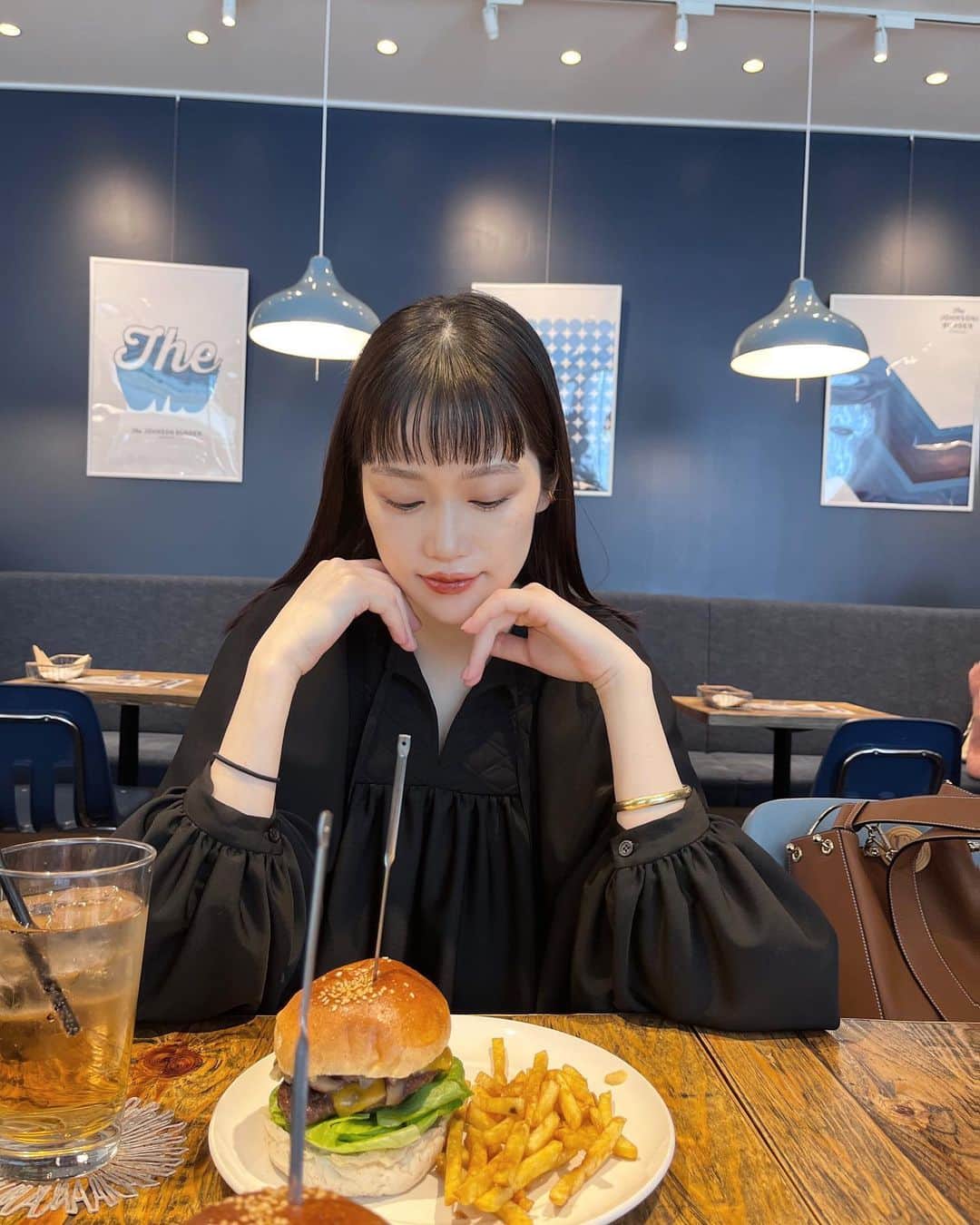 金澤葵さんのインスタグラム写真 - (金澤葵Instagram)「. パスタ食べる予定がハンバーガーに変更🍔 (この日はお買い物優先にした為)  妊娠中はハンバーガーとか甘いものが食べたくなる  着々と体重が増えていきますが、 産後頑張ると言うことで自分に甘えております🫠」4月3日 13時28分 - aoi_kanazawa