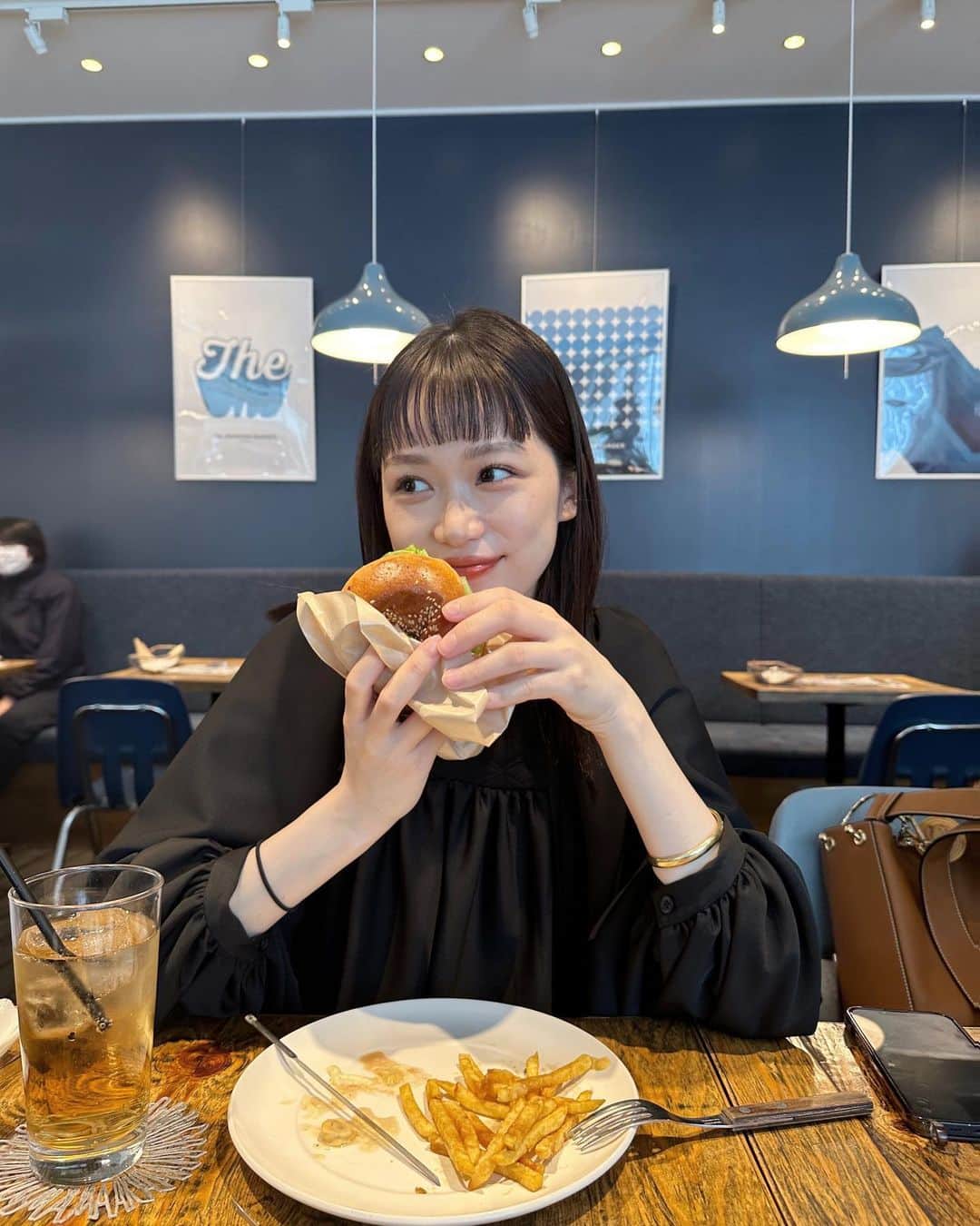 金澤葵さんのインスタグラム写真 - (金澤葵Instagram)「. パスタ食べる予定がハンバーガーに変更🍔 (この日はお買い物優先にした為)  妊娠中はハンバーガーとか甘いものが食べたくなる  着々と体重が増えていきますが、 産後頑張ると言うことで自分に甘えております🫠」4月3日 13時28分 - aoi_kanazawa