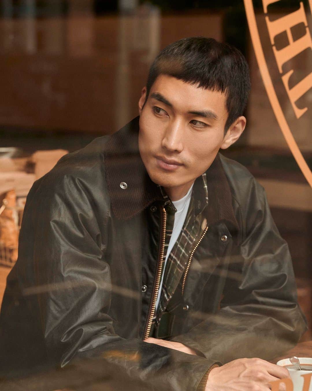 Barbour Japanのインスタグラム：「バブアーがあなたにとってどんな意味を持つかに関わらず、どう着こなすかで”あなた自身”となるのです。  #BarbourWayOfLife #BarbourJapan #バブアー」