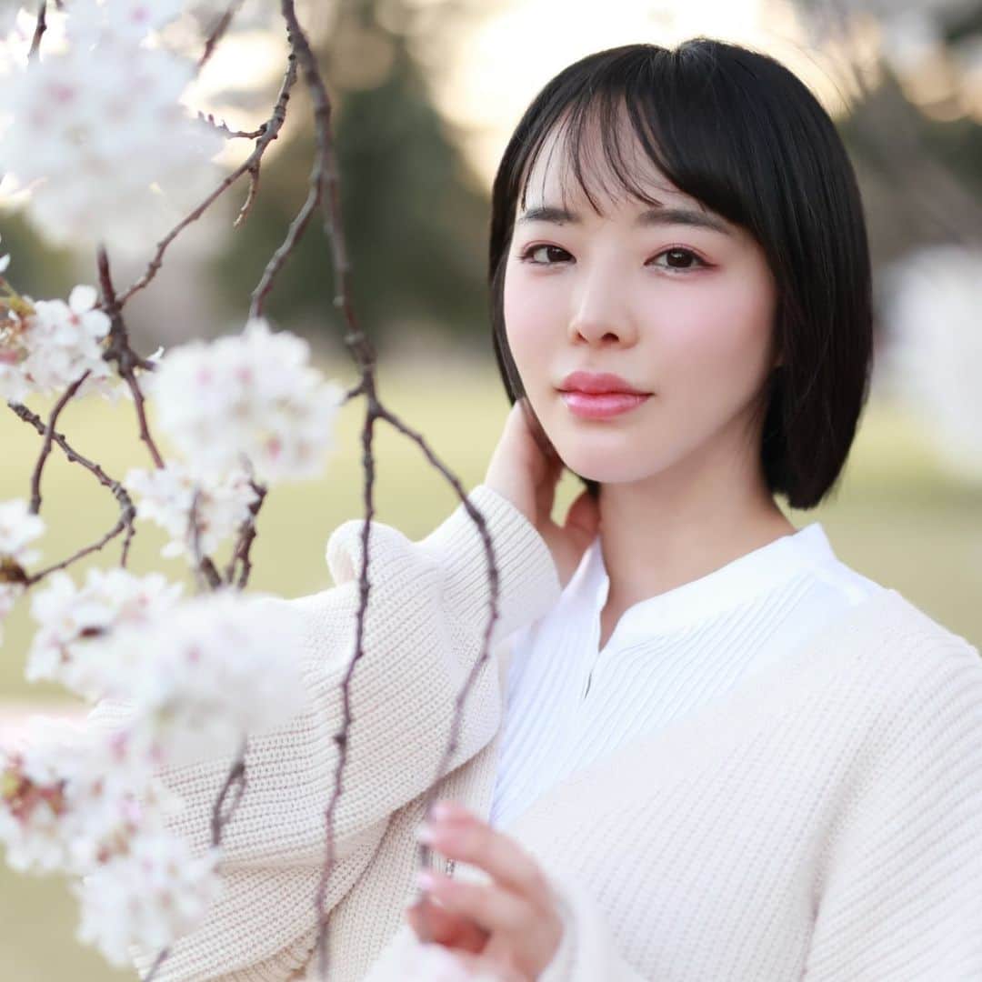 のインスタグラム：「白っぽい衣装の #お花見デート  🌸🌸🌸  #お花見 #桜 #ポートレート #東京  #お花見コーデ #お花見スポット #お花見デート #お花見🌸  #桜 #さくら #cherryblossom #cherryblossoms #cherry」