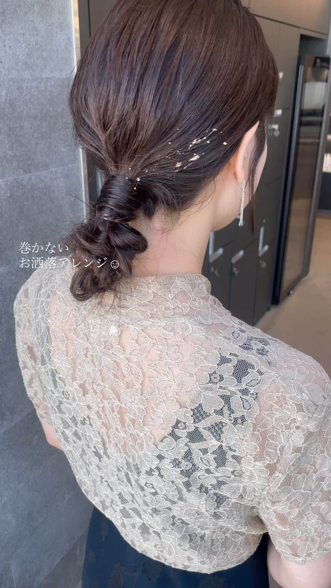 YUMIKOのインスタグラム：「タイトなアレンジが 人気急上昇です⤴︎  ありがとうございました〜 お似合いでした☺︎  #結婚式ヘアアレンジ#札幌美容室#札幌美容師#sknow#ヘアアレンジ#お呼ばれヘア#결혼식#헤어#좋아요#卒業式ヘア#홋카이도 #ストレートヘア#タイトアレンジ」