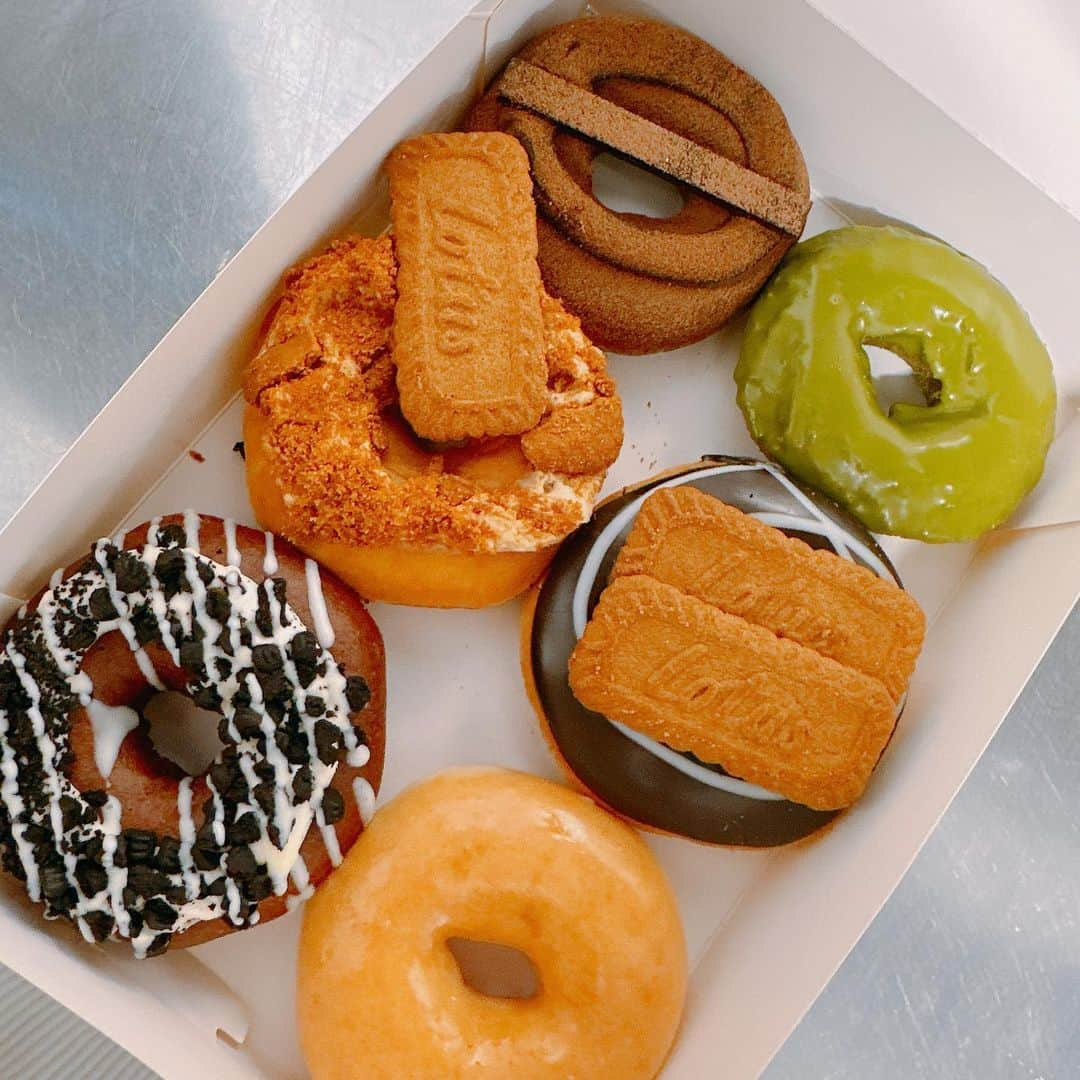 中田花奈さんのインスタグラム写真 - (中田花奈Instagram)「＊KRISPY KREME with LOTUS BISCOFF  クリスピー・クリーム・ドーナツ  chun.スタッフとしても働いてくれてるお友達が 差し入れてくれた🥹🤍  私はカラメルクリームのを食べました🍩  #飯ぺろ #クリスピークリームドーナツ #krispykreme  #ロータスビスコフ #lotusbiscoff  #ドーナツ #doughnuts #🍩 #スイーツ #sweets」4月3日 13時51分 - nakadakana_official