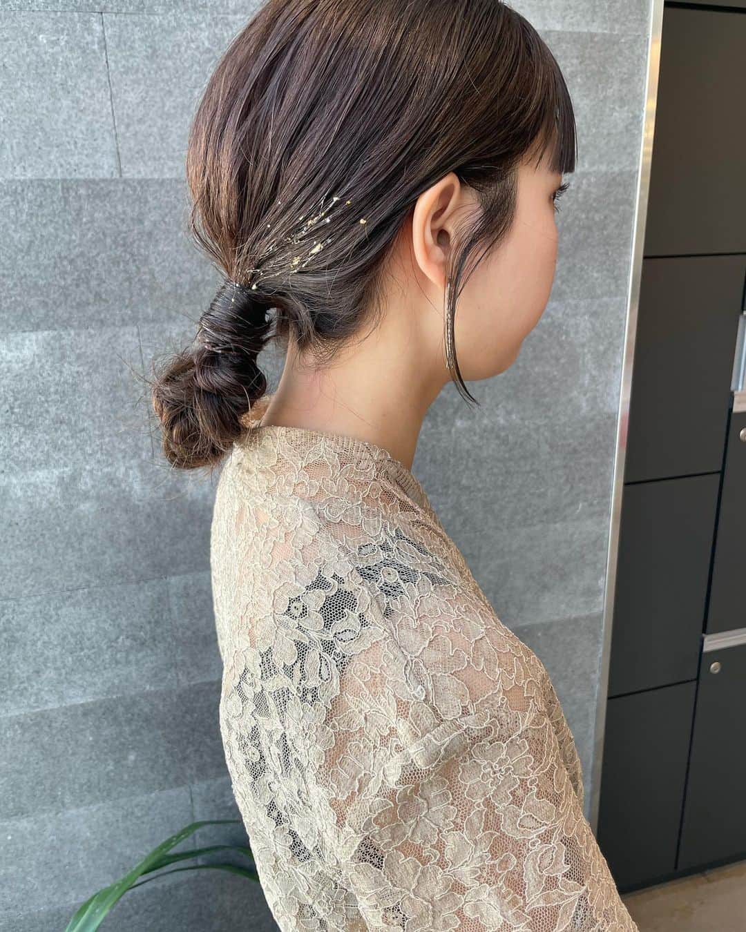YUMIKOのインスタグラム：「巻かないアレンジ☺︎  お洒落です♪  ありがとうございました〜  #結婚式ヘアアレンジ#札幌美容室#札幌美容師#sknow#ヘアアレンジ#お呼ばれヘア#결혼식#헤어#좋아요#卒業式ヘア#홋카이도#タイトアレンジ#金箔ヘア」