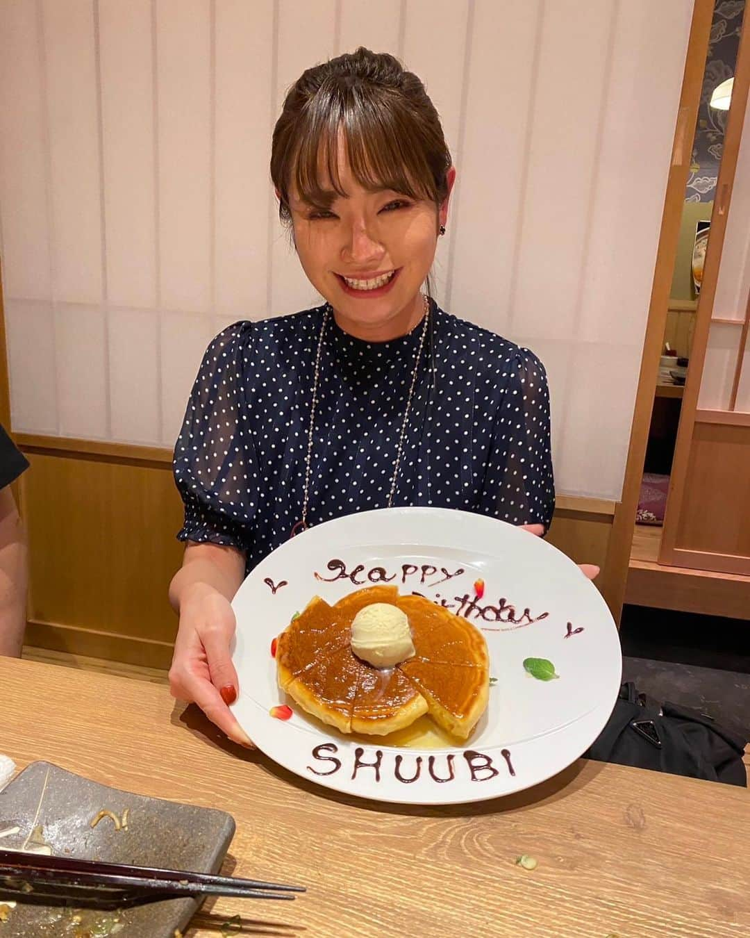 SHUUBIさんのインスタグラム写真 - (SHUUBIInstagram)「『ASKA Premium Concert Tour -Wonderful World- 2023』 #広島公演  4月1日 からいよいよスタートしました！！！ ご来場の皆様の明日への活力に少しでもなれたら最高に幸せです。44歳最後の本番でした！！！最高に楽しかったです。  そして4月2日。 朝起きたらたくさんのお祝いメッセージが届いていてもう本当にありがとうございます！！！自分ごとで恐縮していますが嬉しいです🥹😭 節目の日を気持ち新たに #姫路公演   #ASKA さん #ASKAバンド　 ご来場の皆様と音楽を共有できる喜びに感謝しながら燃えました🔥  途中、まさか皆さまにサプライズでお誕生日をお祝いいただけるとは1ミクロも想像していなかったので、もう涙腺が崩壊してしまいました。本当にありがとうございました😭 ASKAさん、ASKAバンド、スタッフの皆様、 ご来場の皆様に心から恐縮して感謝です。 ありがとうございました！！！  写真はギターの是永さんが撮ってくださいました✨  #音楽 #音楽好きな人と繋がりたい #コンサートツアー  #全国ツアー #お誕生日  #お祝い #ありがとうございます #ありがとうございました  #幸せです #もっと頑張ります」4月3日 13時53分 - shuubihidemi