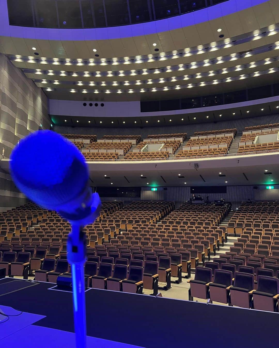 SHUUBIさんのインスタグラム写真 - (SHUUBIInstagram)「『ASKA Premium Concert Tour -Wonderful World- 2023』 #広島公演  4月1日 からいよいよスタートしました！！！ ご来場の皆様の明日への活力に少しでもなれたら最高に幸せです。44歳最後の本番でした！！！最高に楽しかったです。  そして4月2日。 朝起きたらたくさんのお祝いメッセージが届いていてもう本当にありがとうございます！！！自分ごとで恐縮していますが嬉しいです🥹😭 節目の日を気持ち新たに #姫路公演   #ASKA さん #ASKAバンド　 ご来場の皆様と音楽を共有できる喜びに感謝しながら燃えました🔥  途中、まさか皆さまにサプライズでお誕生日をお祝いいただけるとは1ミクロも想像していなかったので、もう涙腺が崩壊してしまいました。本当にありがとうございました😭 ASKAさん、ASKAバンド、スタッフの皆様、 ご来場の皆様に心から恐縮して感謝です。 ありがとうございました！！！  写真はギターの是永さんが撮ってくださいました✨  #音楽 #音楽好きな人と繋がりたい #コンサートツアー  #全国ツアー #お誕生日  #お祝い #ありがとうございます #ありがとうございました  #幸せです #もっと頑張ります」4月3日 13時53分 - shuubihidemi