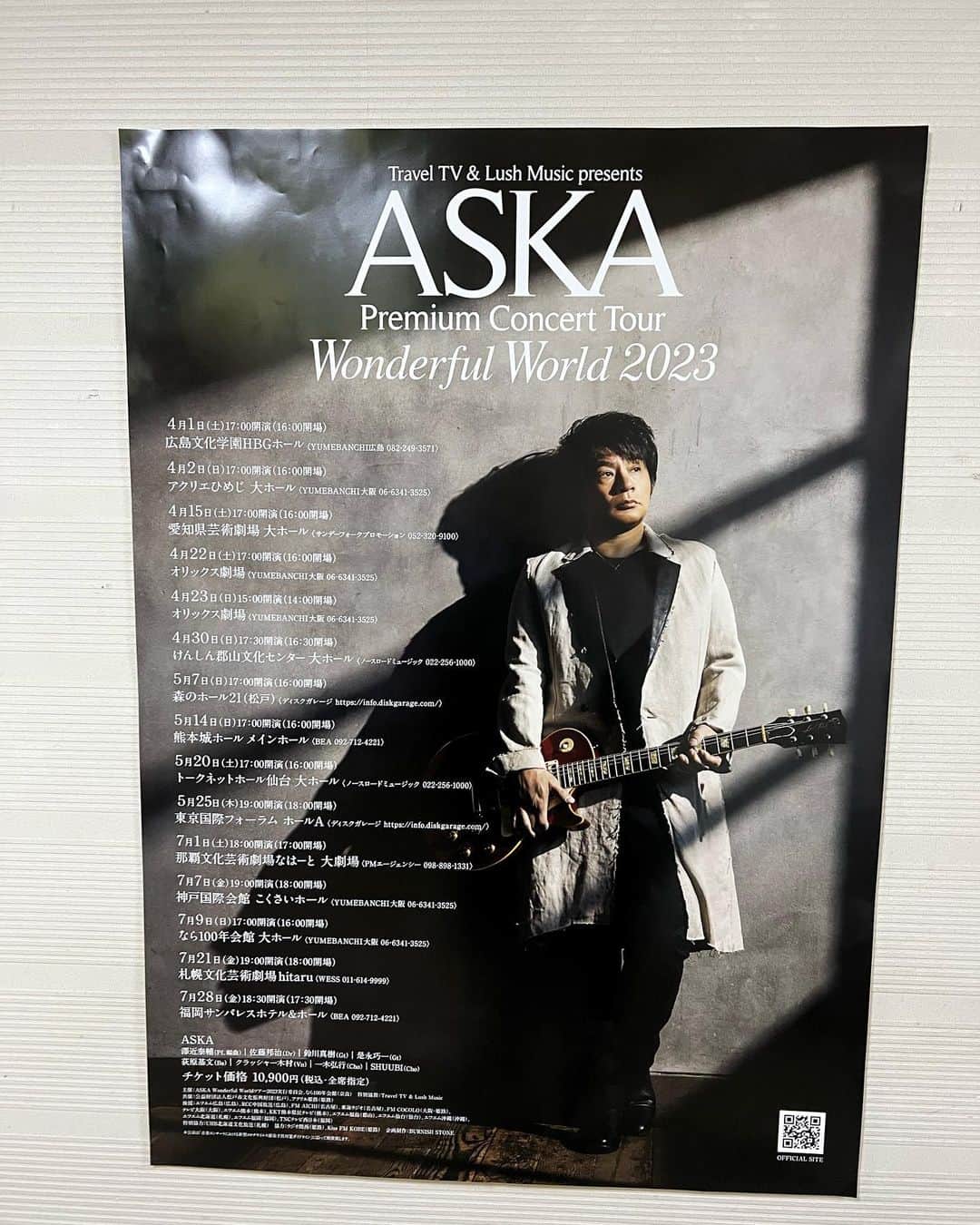 SHUUBIさんのインスタグラム写真 - (SHUUBIInstagram)「『ASKA Premium Concert Tour -Wonderful World- 2023』 #広島公演  4月1日 からいよいよスタートしました！！！ ご来場の皆様の明日への活力に少しでもなれたら最高に幸せです。44歳最後の本番でした！！！最高に楽しかったです。  そして4月2日。 朝起きたらたくさんのお祝いメッセージが届いていてもう本当にありがとうございます！！！自分ごとで恐縮していますが嬉しいです🥹😭 節目の日を気持ち新たに #姫路公演   #ASKA さん #ASKAバンド　 ご来場の皆様と音楽を共有できる喜びに感謝しながら燃えました🔥  途中、まさか皆さまにサプライズでお誕生日をお祝いいただけるとは1ミクロも想像していなかったので、もう涙腺が崩壊してしまいました。本当にありがとうございました😭 ASKAさん、ASKAバンド、スタッフの皆様、 ご来場の皆様に心から恐縮して感謝です。 ありがとうございました！！！  写真はギターの是永さんが撮ってくださいました✨  #音楽 #音楽好きな人と繋がりたい #コンサートツアー  #全国ツアー #お誕生日  #お祝い #ありがとうございます #ありがとうございました  #幸せです #もっと頑張ります」4月3日 13時53分 - shuubihidemi
