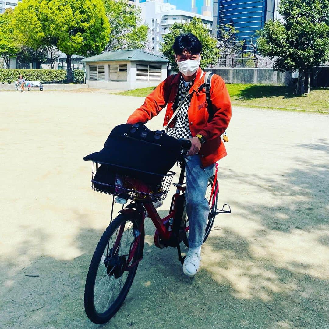 のインスタグラム：「始球式に向けて、バッテリィズのエースさんに投球の特訓してもらいました‼️⚾️  本番届いてないの見てキレてはりました😇😇 ほんまにすみませんと言わせて💦🤣  #バッテリィズエースさん #野球うますぎる #天才ピアニスト #天才ピアニスト竹内 #始球式」