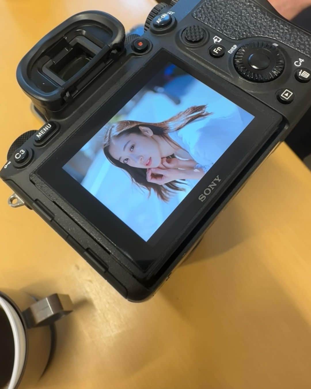 鮎川桃果のインスタグラム：「いつもお世話になってる矢西さんに撮って頂きました😌 出来上がりはまた今度♡  新年度スタート 楽しみな撮影もあるので身を引き締めて！ 最近改めて始めた努力は楽しんでちゃんと続けてこう ワクワクな新年度の始まり  📷: @seiji_yanishi   I'm looking forward to the new fiscal year. Thank you for supporting me always🙏  #camera #actress #japaneseactress」