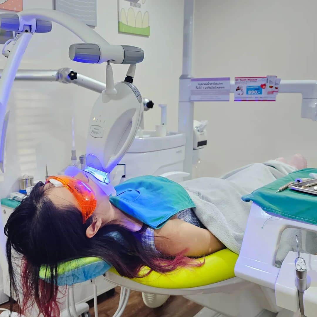 ビーム先生さんのインスタグラム写真 - (ビーム先生Instagram)「初めて歯のホワイトニングしました！ ฟอกสีฟันมาครั้งแรกในชีวิตเลยยย ขาวสวยดีมาก ดีใจแง้ ๆ  ทำที่เดนทอลไวส์คลินิก ทองหล่อเลย คุณหมอเก่งใจดีมาก  トンローの@dentalwiseclinic さんありがとうございました～ 日本人の通訳もいますので、日本人の方も大歓迎～気軽に予約できると思います！  初めてなので、どきどきの45分間でしたが、終わった後の効果がすごい❤ 元々の色より自然に白くなった感じで、うれしい($・・)/~~~  私の歯の色は歯によって違うんです。多分歯列矯正のせいでそうなったと思います。 ホワイトニングして、少し近い色になった。よかったーーー  ホワイトニングはきーーーーーんとして、染みるって聞きましたが、私は大丈夫でした。 やってるときも終わった後も全然痛くなかったです。  インビザラインなどいろんなメニューがありますので、タイに住んでいる方、タイに旅行に来る方、せっかくなので、是非タイの歯科体験してみてください。 井坂も日本の歯科とはとても違うと言っていました！ （私日本のに行ったことないから分からないですが・・・笑）  トンロー駅から歩いて行けます。交通便利！  DentalWise Clinic - เดนทอลไวส์ คลินิกทันตกรรม  086-4122828, 02-3922628、099-838-1833（日本語ライン）  LINE : @dentalwise、＠dentalwise-jp（日本語）  #ZoomTeethWhitening #dentalwiseclinic #タイの歯科　#タイの歯医者  #PhilipsZoomWhitening」4月3日 14時12分 - beamsensei