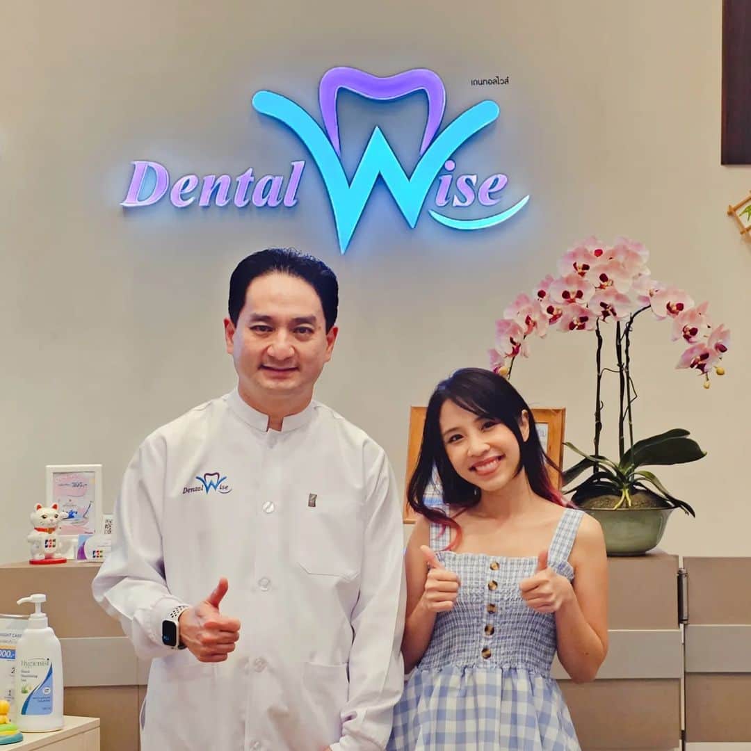 ビーム先生さんのインスタグラム写真 - (ビーム先生Instagram)「初めて歯のホワイトニングしました！ ฟอกสีฟันมาครั้งแรกในชีวิตเลยยย ขาวสวยดีมาก ดีใจแง้ ๆ  ทำที่เดนทอลไวส์คลินิก ทองหล่อเลย คุณหมอเก่งใจดีมาก  トンローの@dentalwiseclinic さんありがとうございました～ 日本人の通訳もいますので、日本人の方も大歓迎～気軽に予約できると思います！  初めてなので、どきどきの45分間でしたが、終わった後の効果がすごい❤ 元々の色より自然に白くなった感じで、うれしい($・・)/~~~  私の歯の色は歯によって違うんです。多分歯列矯正のせいでそうなったと思います。 ホワイトニングして、少し近い色になった。よかったーーー  ホワイトニングはきーーーーーんとして、染みるって聞きましたが、私は大丈夫でした。 やってるときも終わった後も全然痛くなかったです。  インビザラインなどいろんなメニューがありますので、タイに住んでいる方、タイに旅行に来る方、せっかくなので、是非タイの歯科体験してみてください。 井坂も日本の歯科とはとても違うと言っていました！ （私日本のに行ったことないから分からないですが・・・笑）  トンロー駅から歩いて行けます。交通便利！  DentalWise Clinic - เดนทอลไวส์ คลินิกทันตกรรม  086-4122828, 02-3922628、099-838-1833（日本語ライン）  LINE : @dentalwise、＠dentalwise-jp（日本語）  #ZoomTeethWhitening #dentalwiseclinic #タイの歯科　#タイの歯医者  #PhilipsZoomWhitening」4月3日 14時12分 - beamsensei