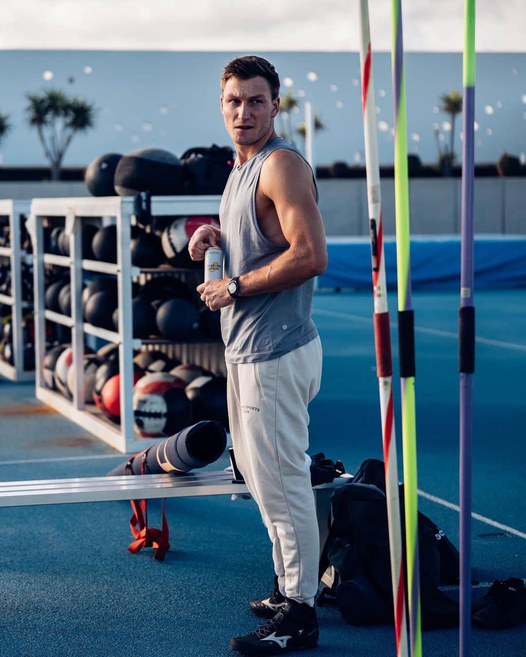 トーマス・レーラーのインスタグラム：「Lacing up for a new week. Progress on schedule 📈🔑   #mondaymotivation #trackandfield #athletics #thrower #throws #javelin #running #run」