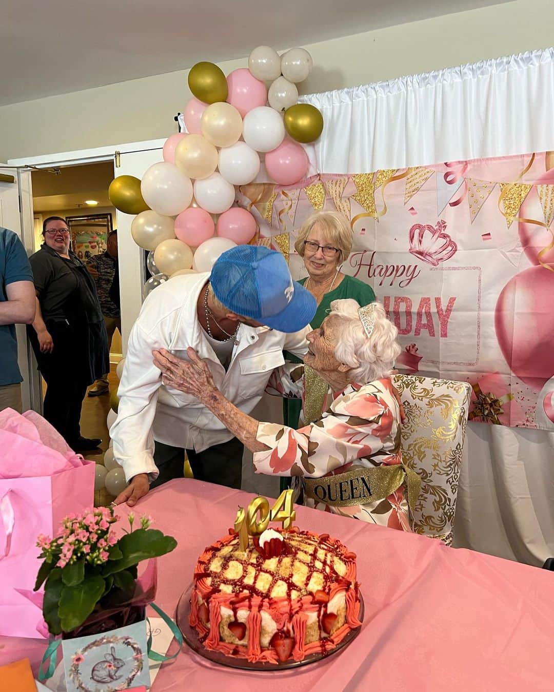 ジャック・ジョンソンさんのインスタグラム写真 - (ジャック・ジョンソンInstagram)「My great grandma turned 104 today! Hopin I get some of her genetics lol… love spending time w/ my fam! ❤️」4月3日 5時19分 - jvck.j