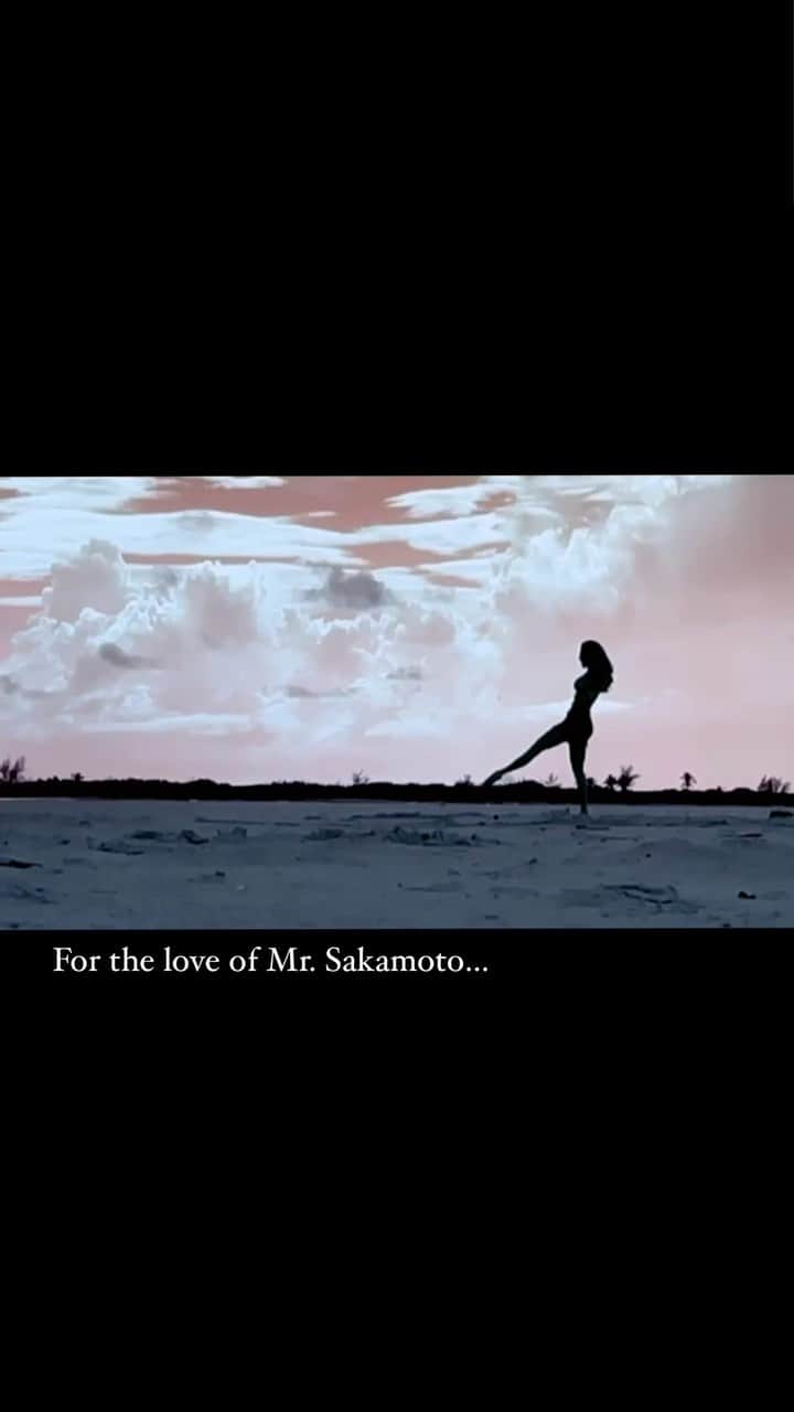 ナタリア・コルドバ・バックリーのインスタグラム：「"I used to know things intellectually, but now I feel them.”  Dearest Sakamoto, I can’t say goodbye for I know what it’s like to not know you and have you around all the time.  So instead I say… THANK YOU…  To those we create with. To those we dance with. To those we cook with. To those we write with. To those we cry with. To those we love with. To those we enjoy with. To those we FEEL with.  To those who inspire us.  To those who we do not know but constantly accompany us.   To those that soundtrack existence. To those who’s art rides eternal.  May the mighty universe receive you with the light you gifted us.  Thank you!」
