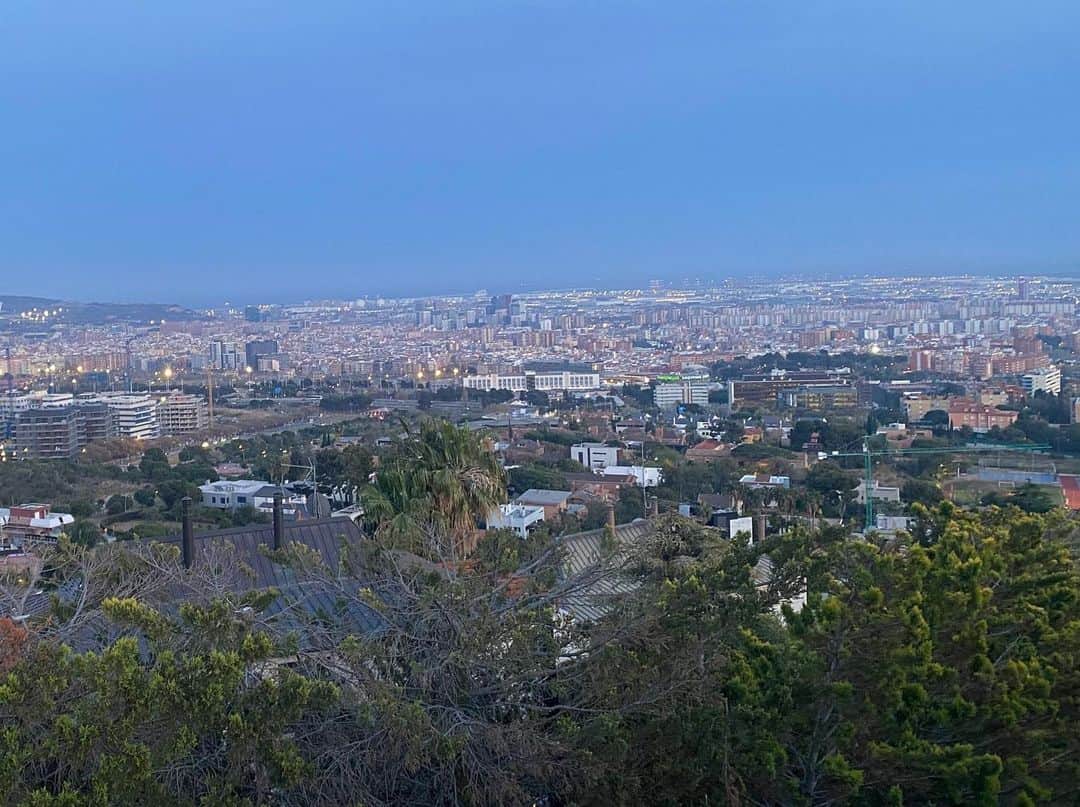 シャキーラのインスタグラム：「Me establecí en Barcelona para darle una estabilidad a mis hijos, la misma que ahora buscamos en otro rincón del mundo al lado de familia, amigos y el mar.  Hoy iniciamos un nuevo capítulo en la búsqueda de su felicidad.  Gracias a todos los que surfearon junto a mi tantas olas allí en Barcelona, la ciudad en la que aprendí que sin duda la amistad  es más larga que el amor.  Gracias a todos los que allí me animaron, secaron mis lágrimas, me inspiraron y me hicieron crecer.  Gracias a mi público español que me ha arropado siempre con su cariño y lealtad. Para ustedes solo un hasta luego y como decía tantas veces mi padre, nos vemos en las curvas! ❤️」