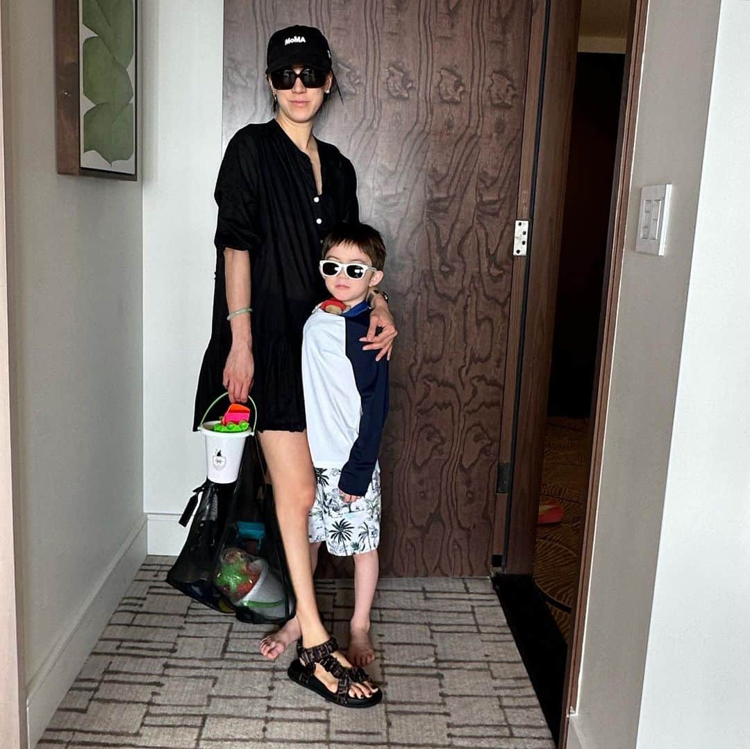 エヴァ・チェンのインスタグラム：「Spring break: long weekend @thebocaraton! I used to come to this resort once a year when I was a beauty editor for a conference and this was my first time returning back in like ten years and OMG it is totally different!! Ten out of ten recommend for families… the lazy river and water park for babies AND @majorfoodgroup restaurants?? Ok!!!」
